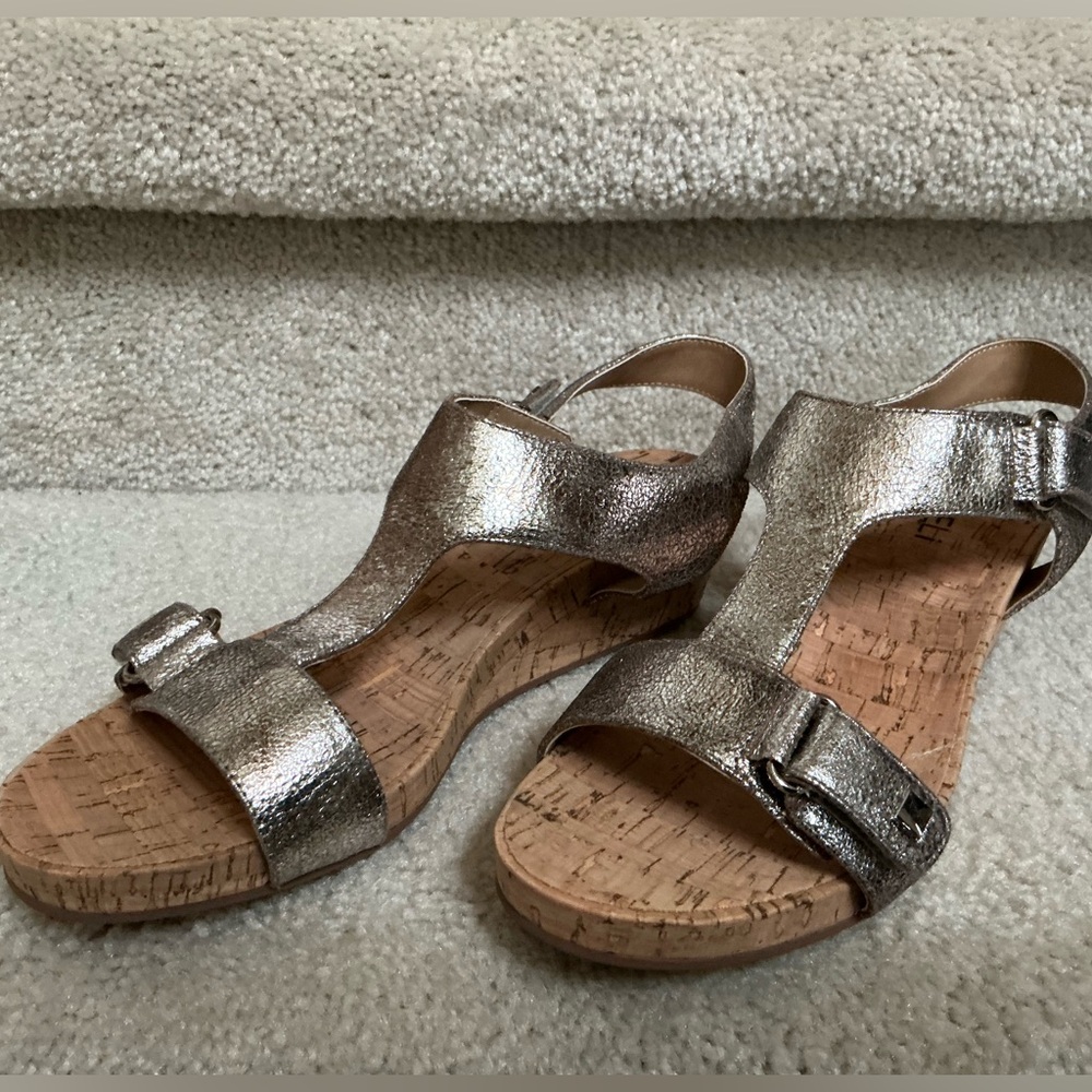 NWOT SIZE 8.5 Vaneli Metallic Silver Cork Wedge Sandals